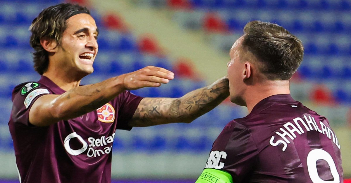 Joshua Zirkzee comes off bench to  strike late winner on debut in  Premier League opene